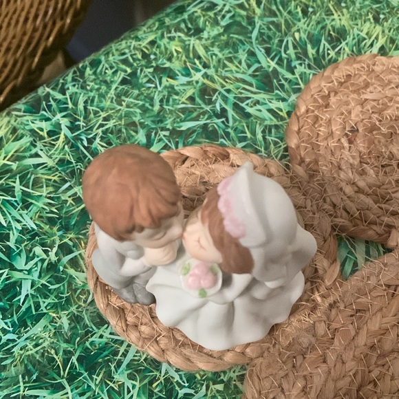 Lefton, vintage bride and groom kissing statue, EUC - Picture 9 of 14